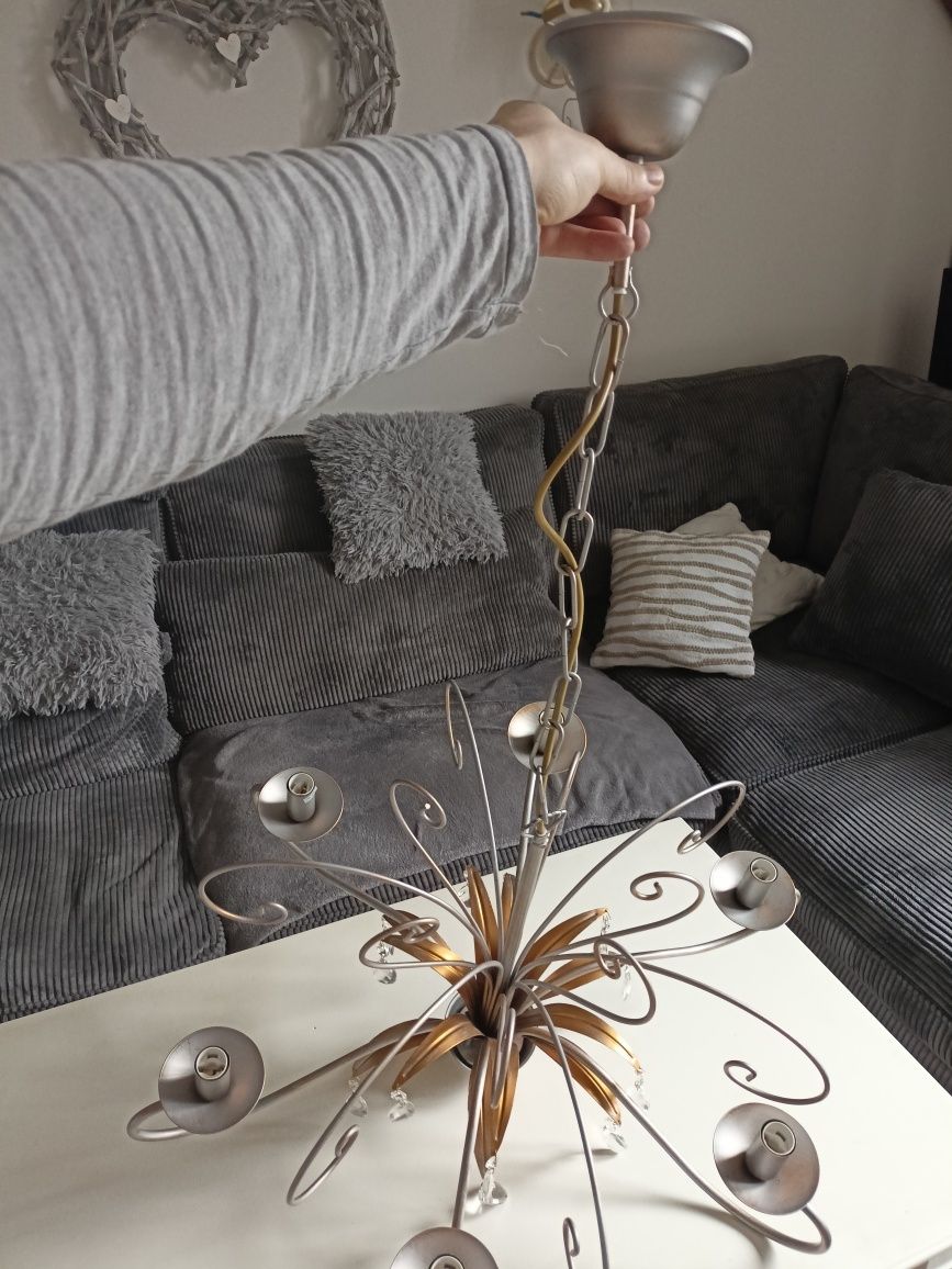 Lampa sufitowa wisząca świecznikowa.