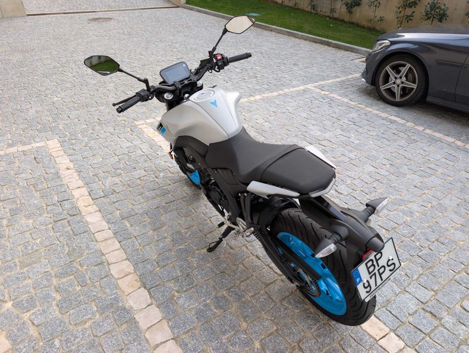Yamaha MT-125 (ano do modelo 2025, cor Ice Storm)