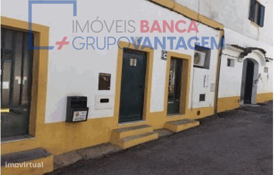 Apartamento no 1º andar localizado no centro de Viana do Alentejo