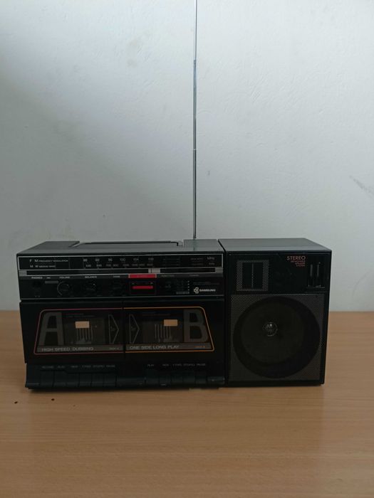 Stary zabytkowy radiomagnetofon Samsung PD-45L z czasów PRL