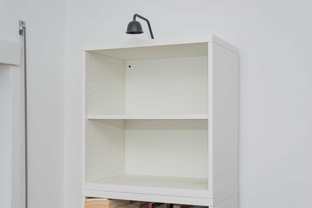 Quatro módulos estante/armário c/ prateleiras e focos