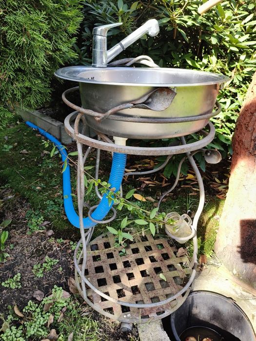 Stojak ogrodowy ze zlewem