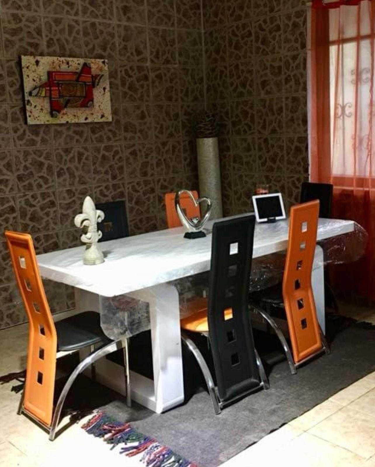 Vendo  mesa e cadeiras estilo italiano
