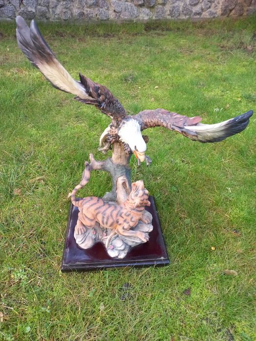 Статуэтка схватка орла с тигром. Италия.