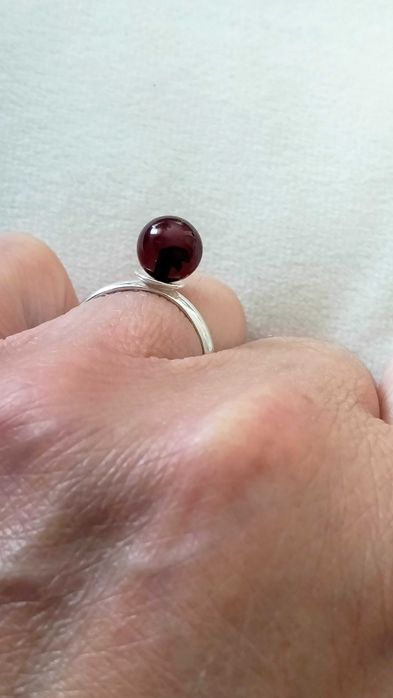 srebrny regulowany pierścionek z naturalnym bursztynem bałtyckim