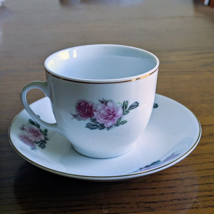 6 porcelanowych filiżanek wraz z podstawkami