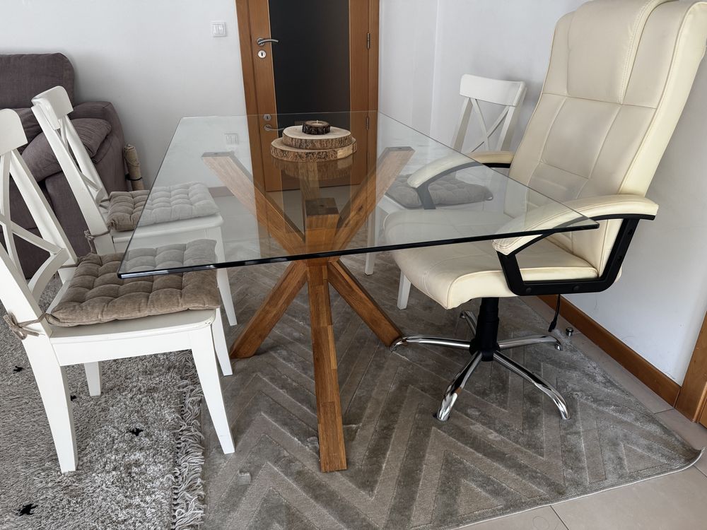 Mesa de jantar de vidro temperado e pes em carvalho maciço