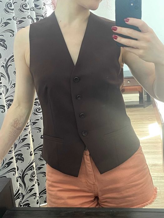 Жіночий коричневий костюм-двійка: жилет і піджак