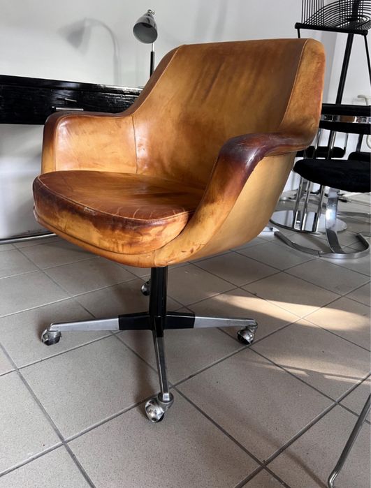 Cassina wloski fotel obrotowy do biurka. Projekt Olli Mannermaa
