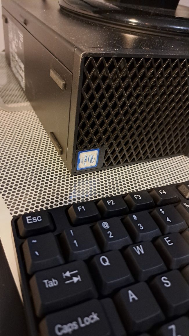 Komputer stacjonarny mini DELL D11S002 monitor tp linkWf Samsung