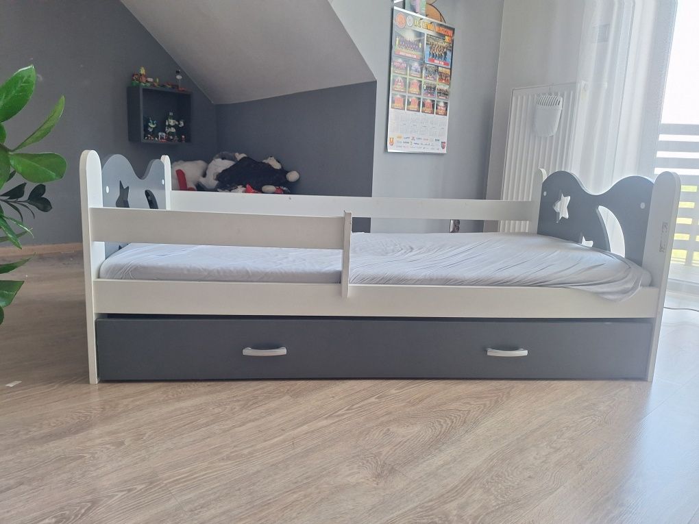 Łóżko z materacem