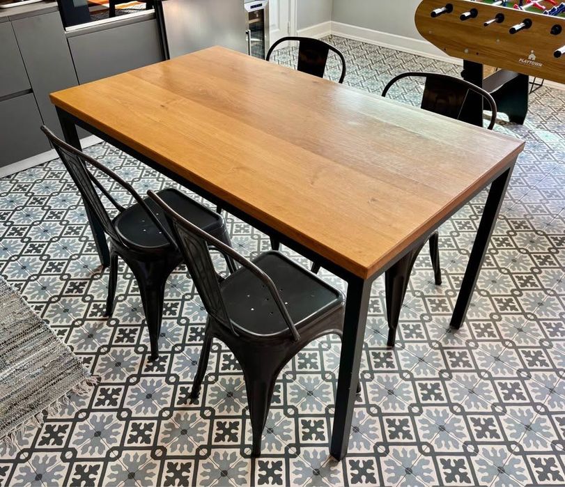 Mesa de madeira e metal com cadeiras