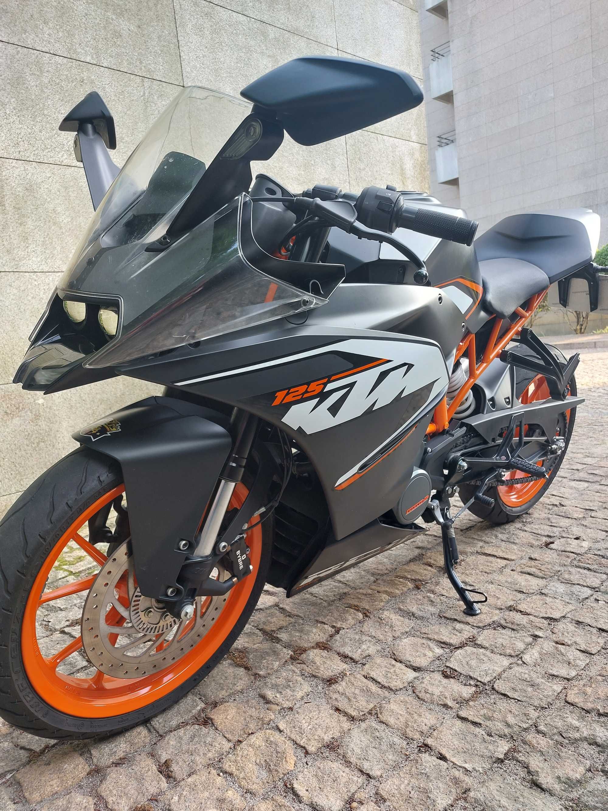 Mota KTM RC 125 - possível conduzir com carta de carro