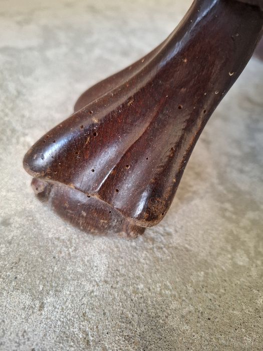 Komoda brzuchatka na lwich nogach