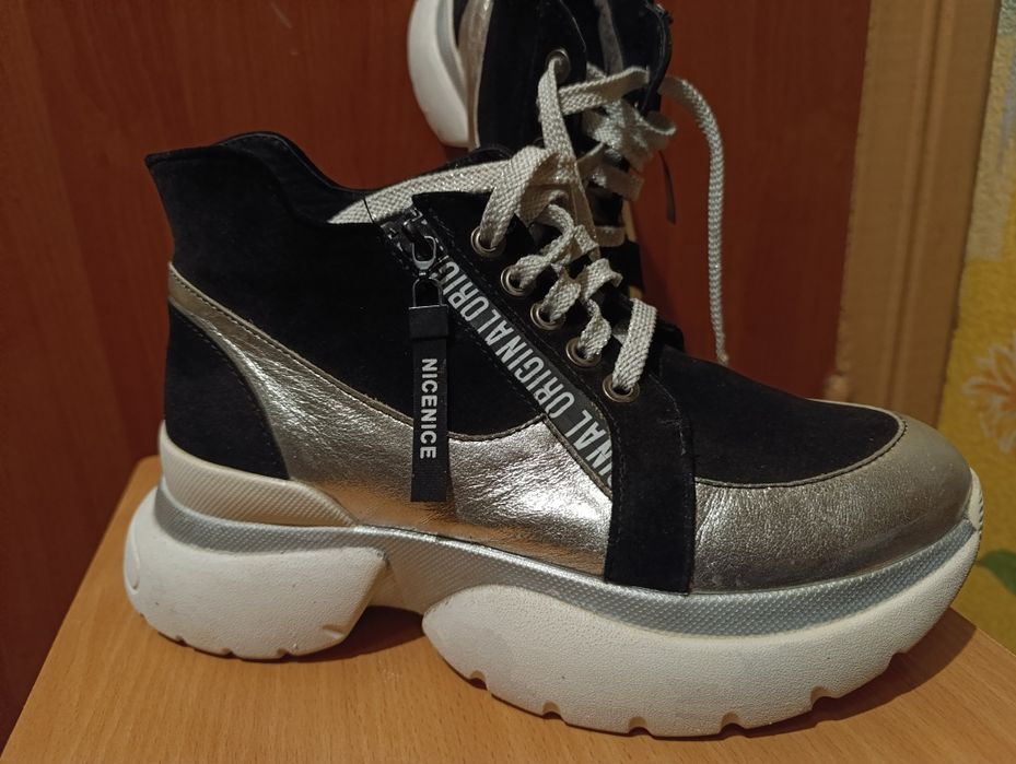 Кросівки жіночі  шкіряні