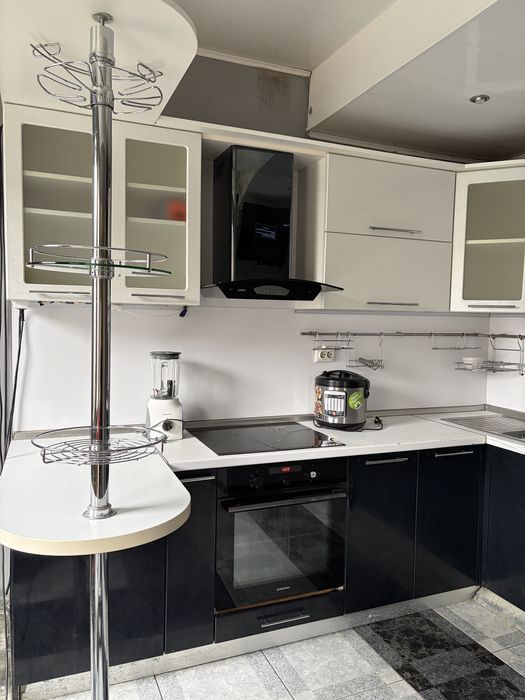 Кухня з барною стійкою