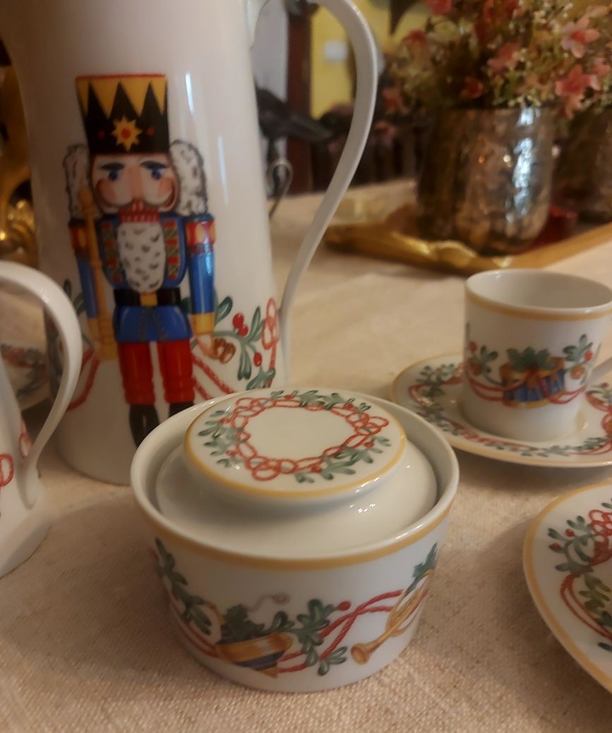 Serviço porcelana SPAL motivo Natal
1 Bule, 1 Leiteira e 1 Açucareiro