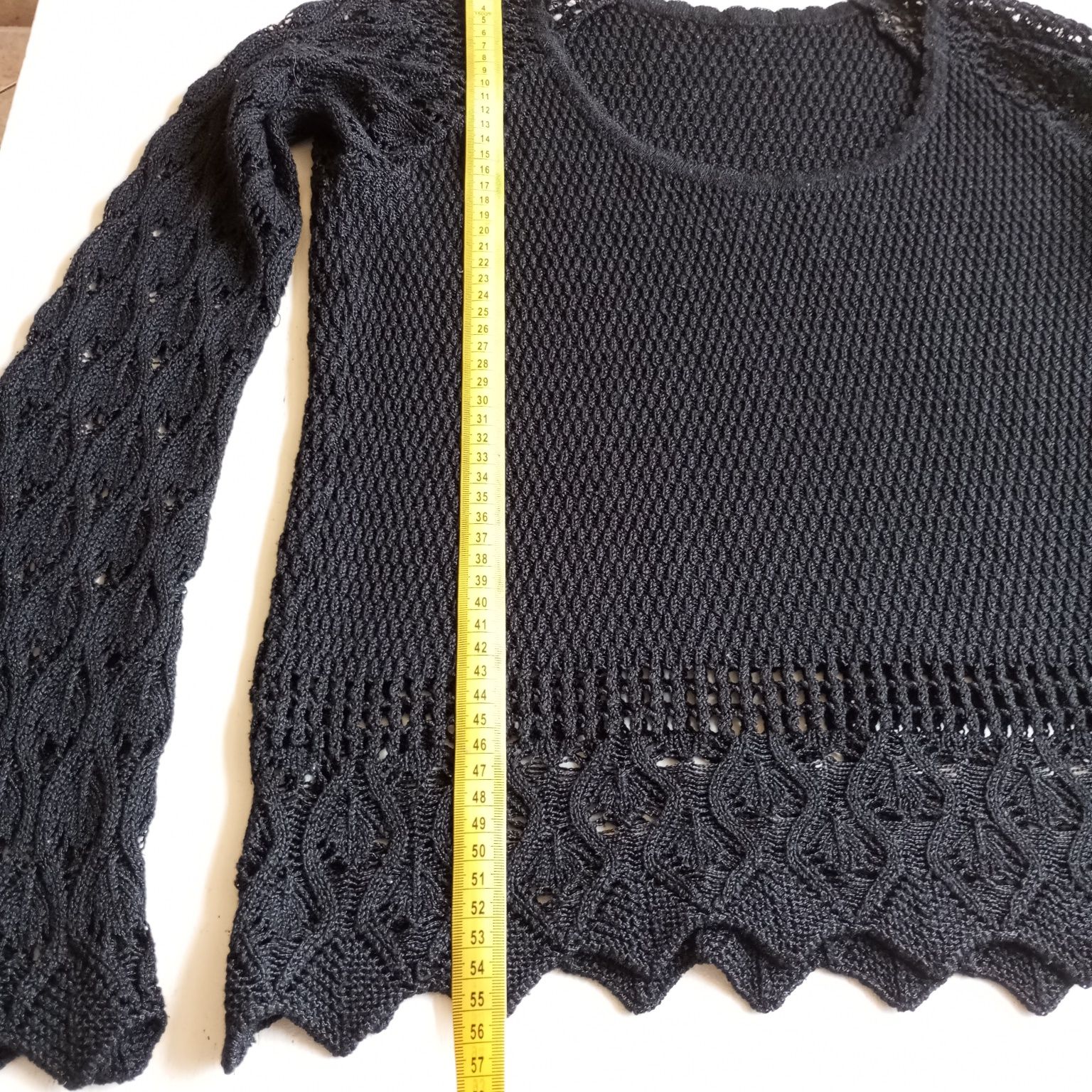 czarny ażurowy sweterek z rozszerzonymi rekawami