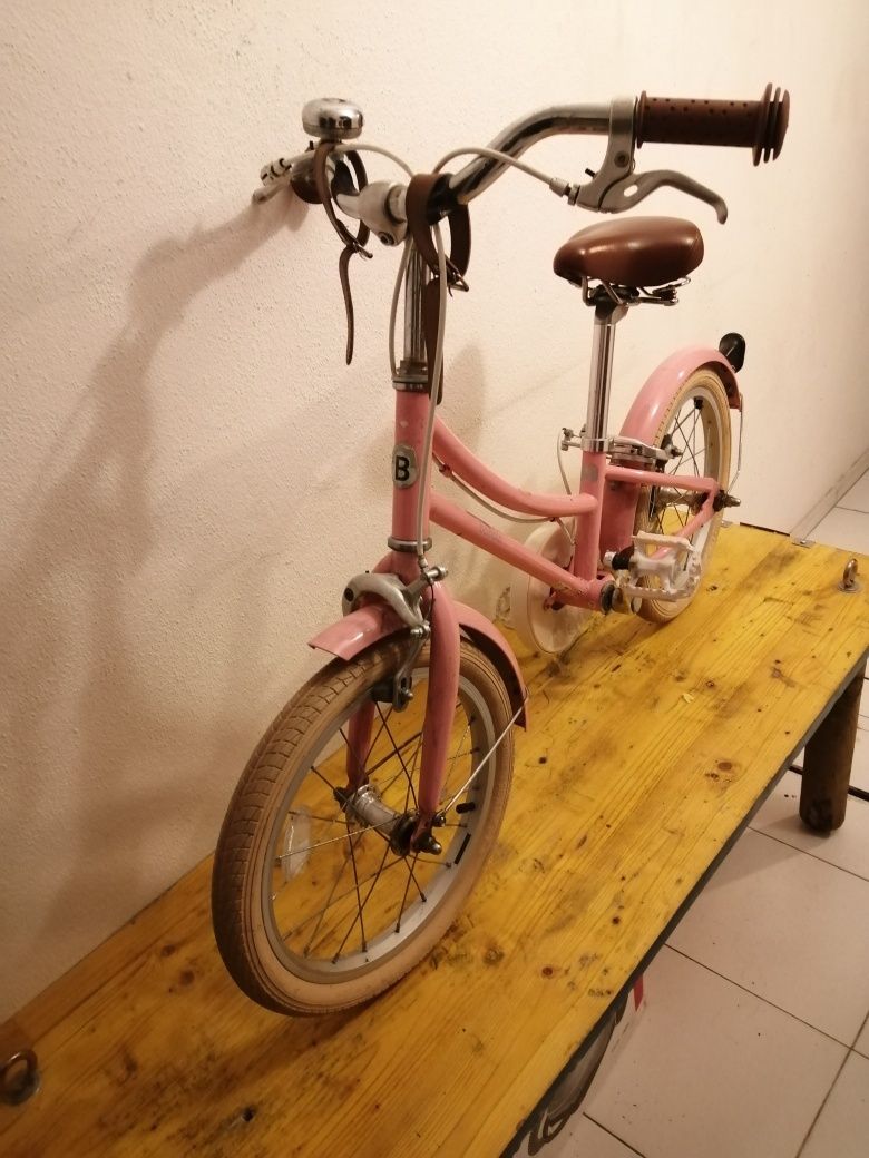 Bicicleta de menina muito bonita em bom estado de funcionamento