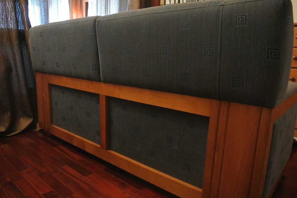 Sofá cama com apoio copos