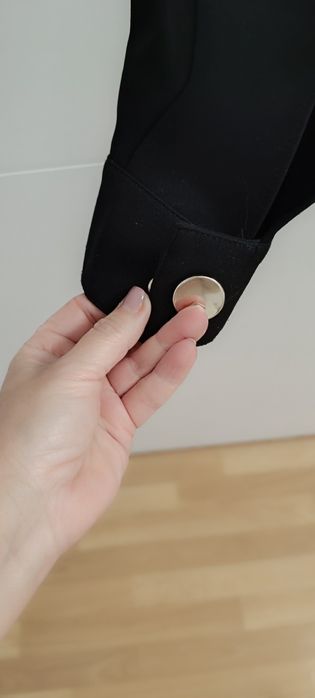 Calças Zara pretas. Tamanho L. Usadas. Botões de mola em dourado.