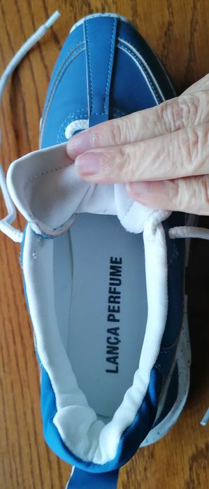 Sapatilhas lança perfume