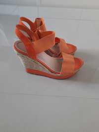 Pomarańczowe sandały na koturnie