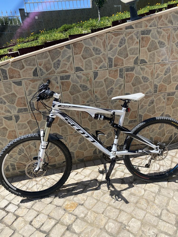 bicicleta btt dupla suspensão scott