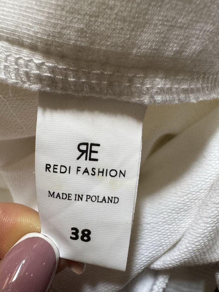 Biala bluza Redi ze zlotymi guzikami