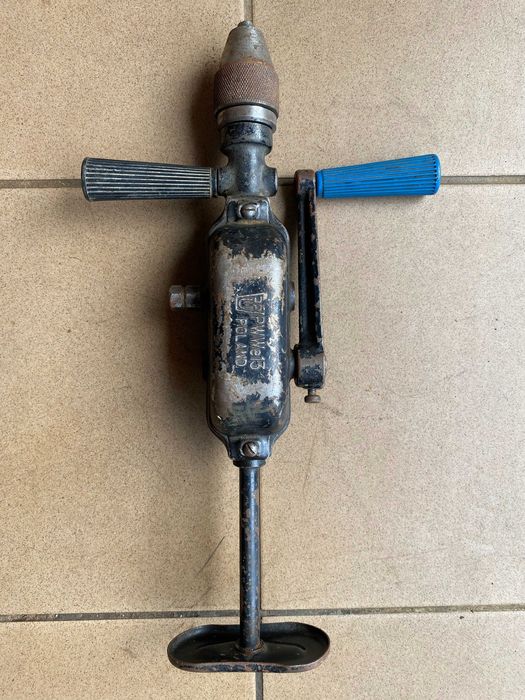 Stara wiertarka ręczna.