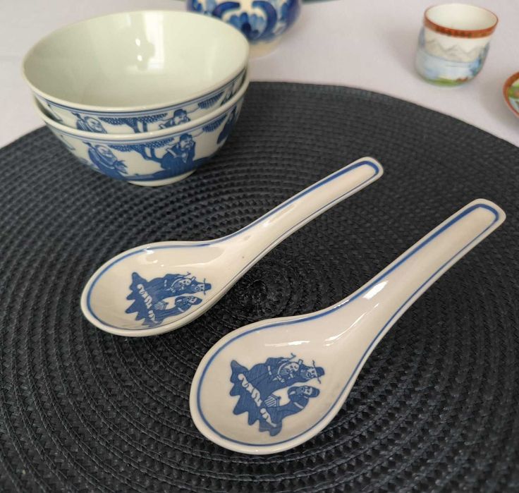 2 chińskie miseczki z łyżeczkami