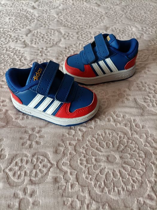 Sapatilhas adidas novas num 19
