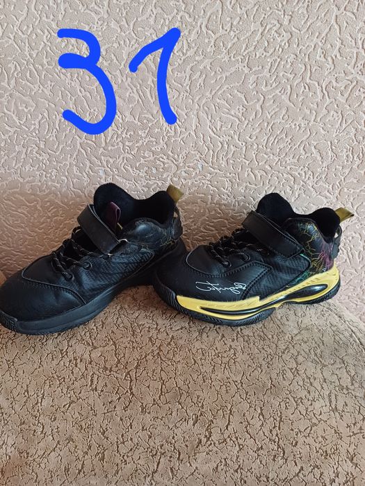 Демісезонні кросівки на хлопця 30-31 розміру