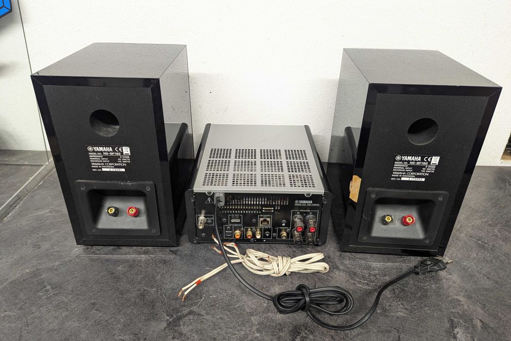 Міні стерео система Yamaha MCR-N560D.