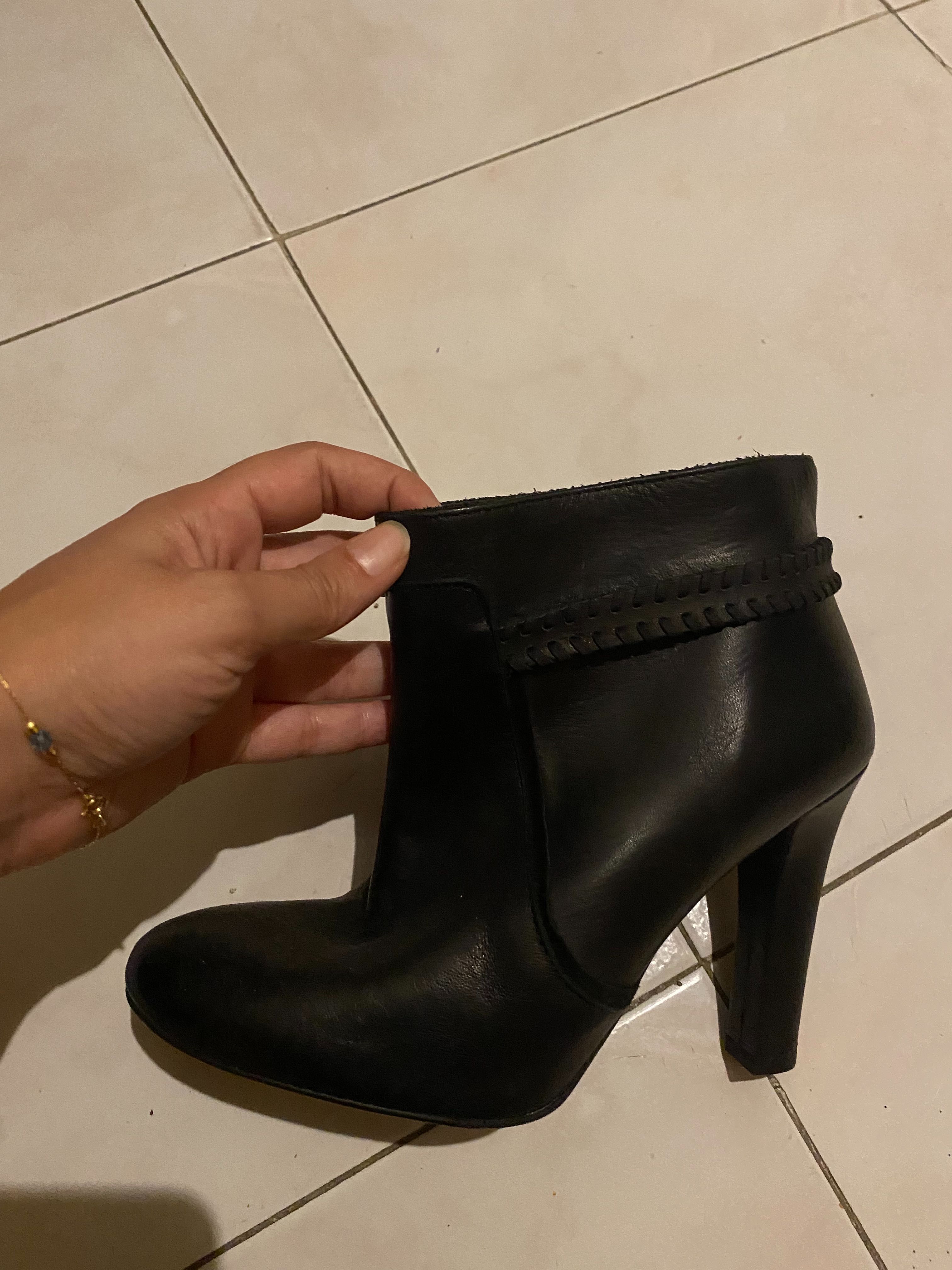 Botas pretas em pele da Massimo Dutti (Tam 37)