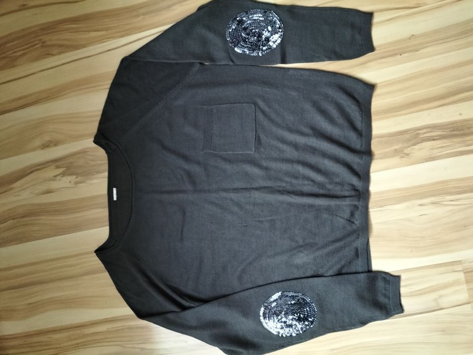 Sweter z cekinami na rękawach rozmiar M