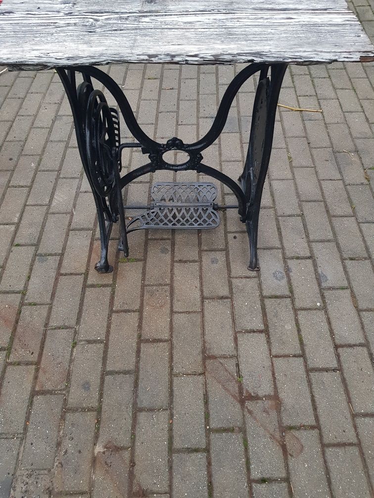 Stolik wykonany na bazie maszyny do szycia