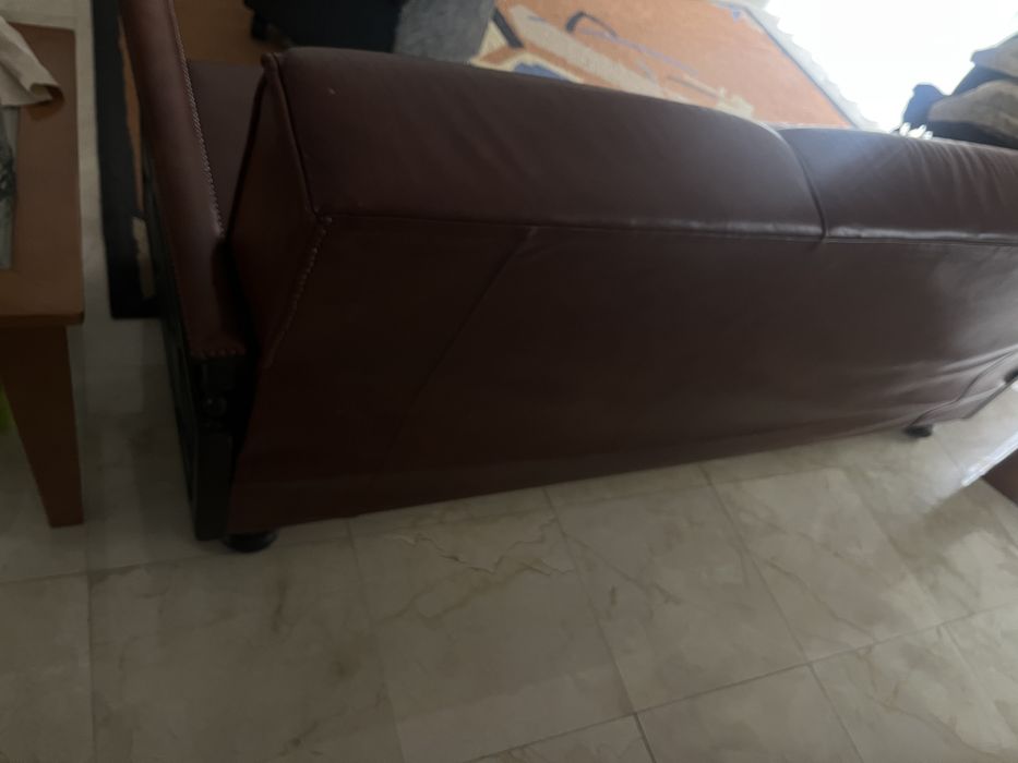 Sofá em pele castanha bom estado