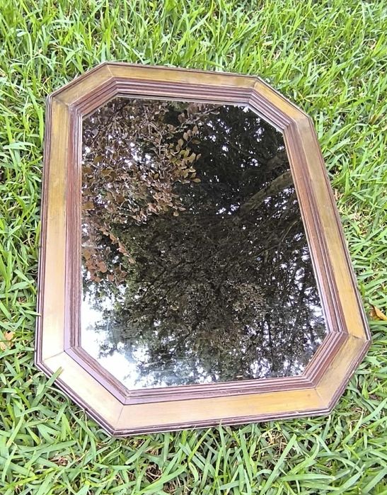 Belíssimo espelho com moldura em madeira dourada . Medidas: 65/50cm