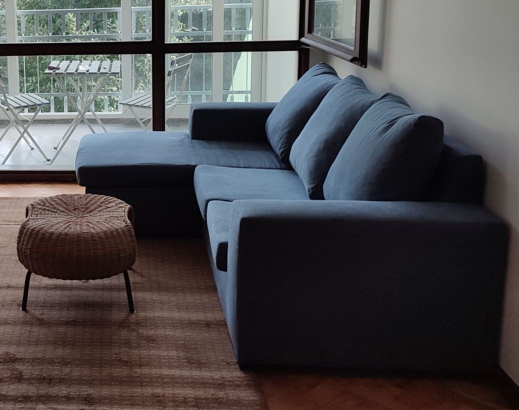 Sofa azul com chaise longue com pouco uso