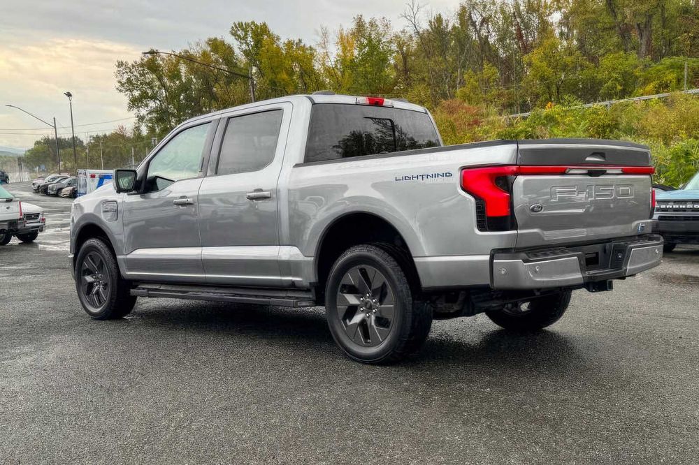 Ford F-150 Lightning Lariat      2022