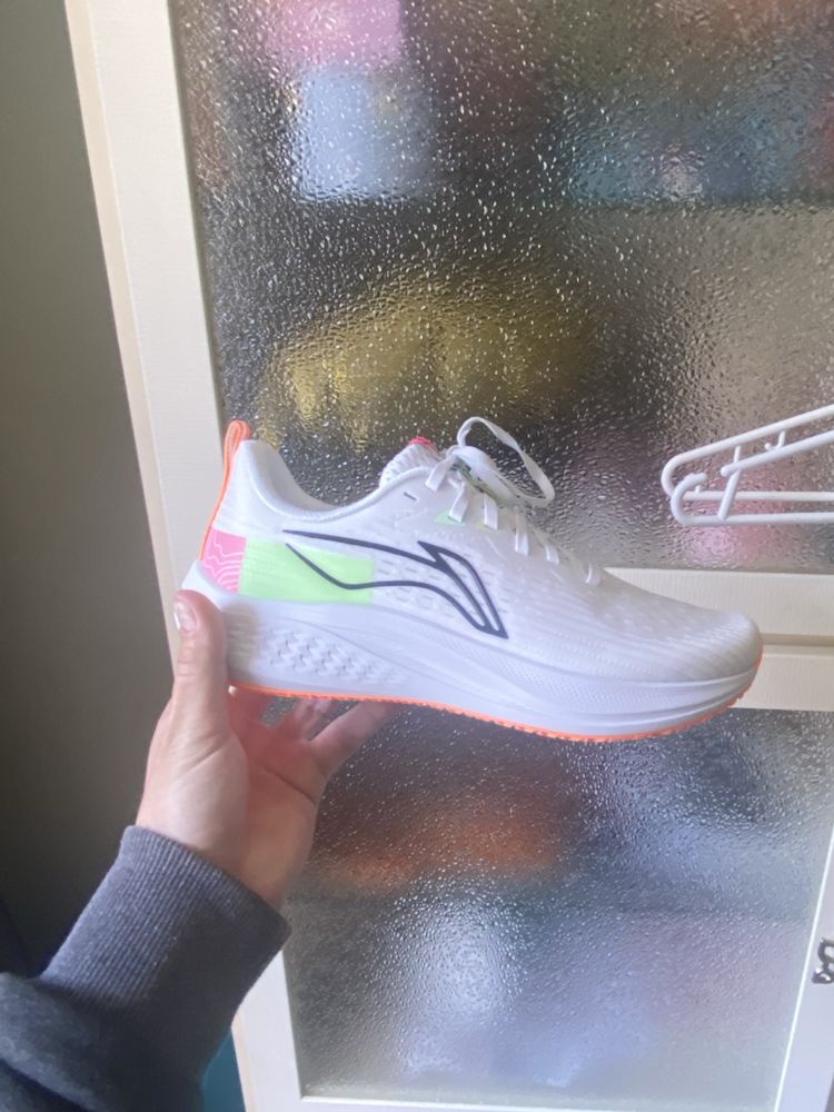 LI-NING Бігові білі кросівци 40р