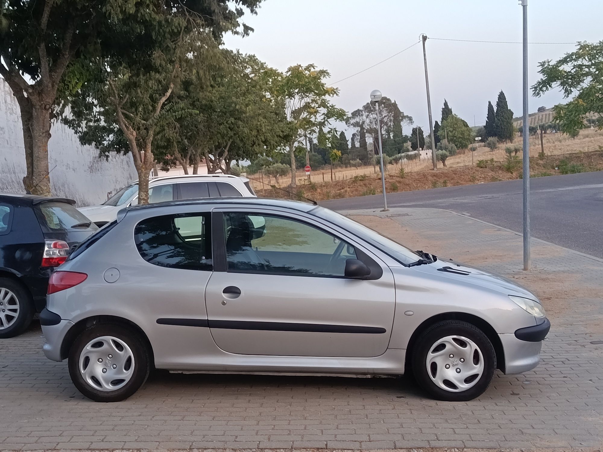Vendo ou troco Peugeot 206 1.4 HDi 2 lugares com AC 2003-03 bom estado