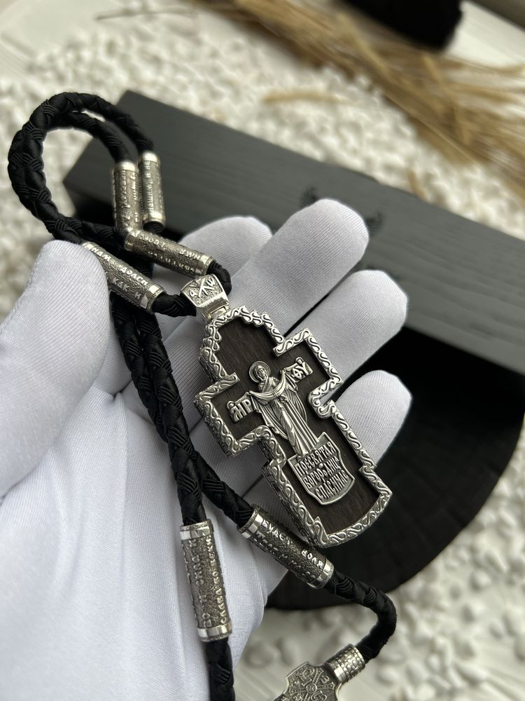 Крест серебро с деревом Эбен. Шнур с серебряными вставками с молитвой