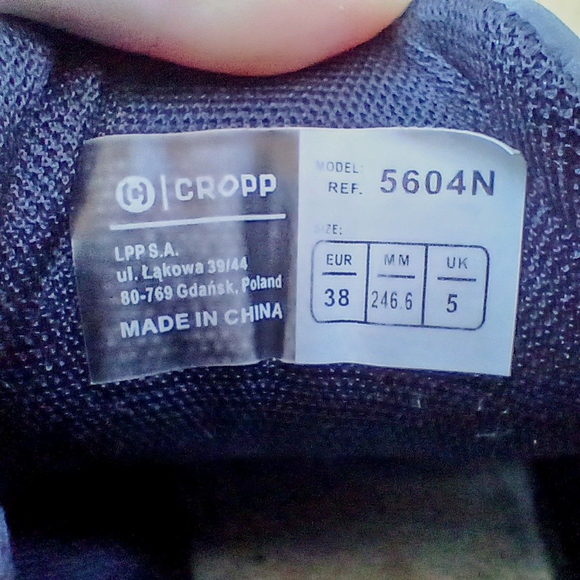 кросівки cropp відбивають світло