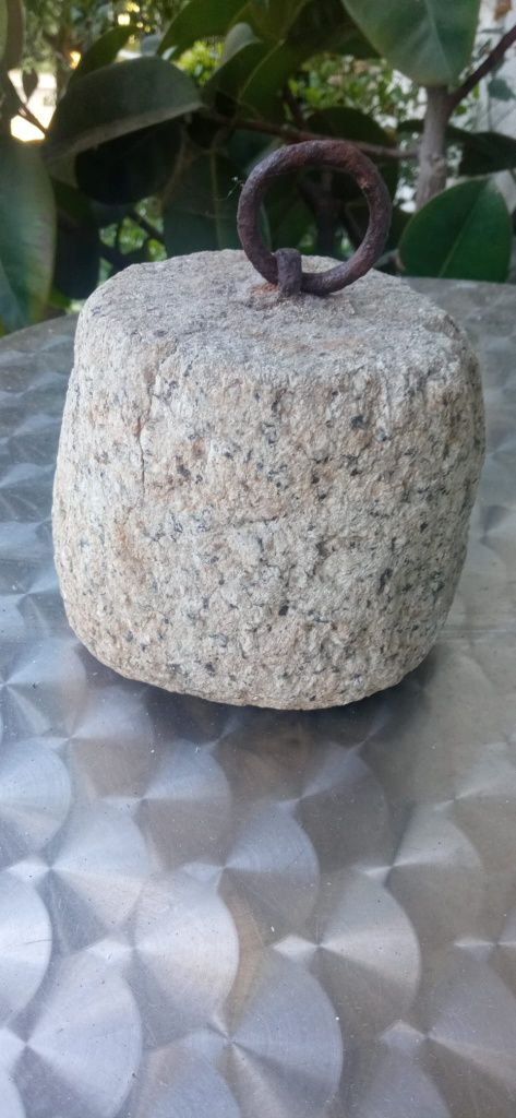 Pedra de amarração em granito, com argola em ferro, muito antiga.