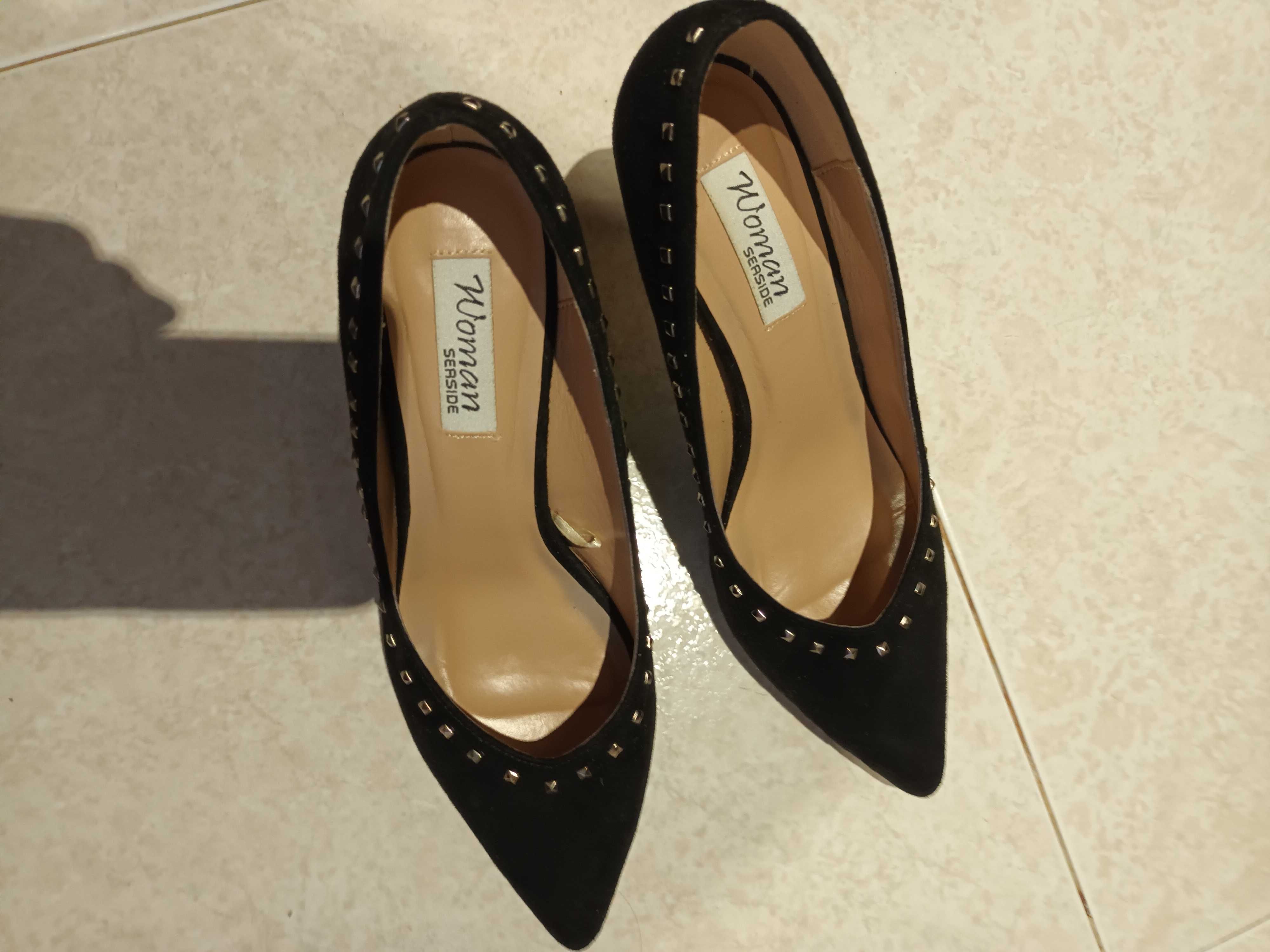 Sapatos pretos com tachas