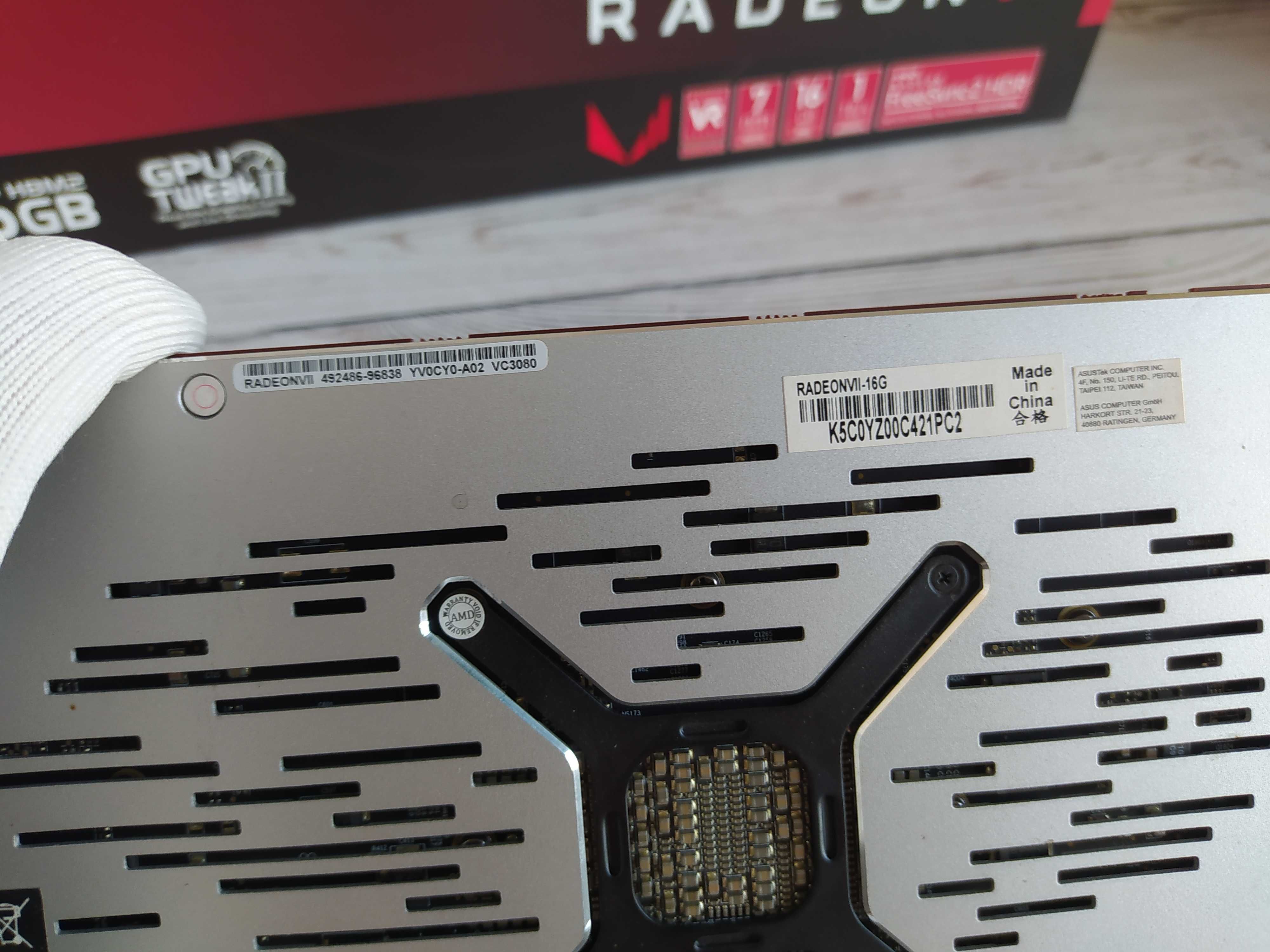 Потужня відеокарта ASUS AMD Radeon  VII (7) 16 GB