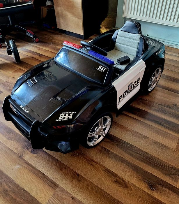 Auto na akumulator Police