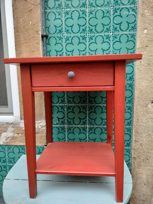 Duas mesas de cabeceira IKEA Hemnes encarnadas